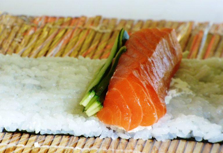 Come tagliare il pesce per fare sushi