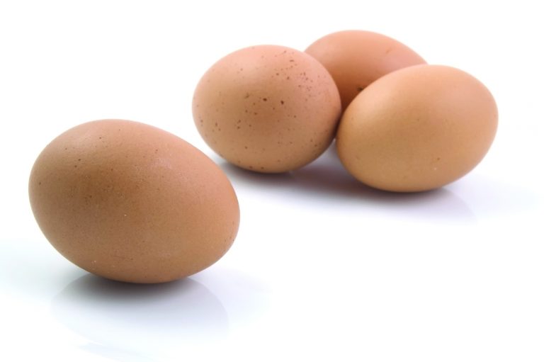 Cucinare un semplice uovo, a volte e per i non addetti ai lavori può risultare difficile, vediamo come cuocere le uova sode senza romperle.
