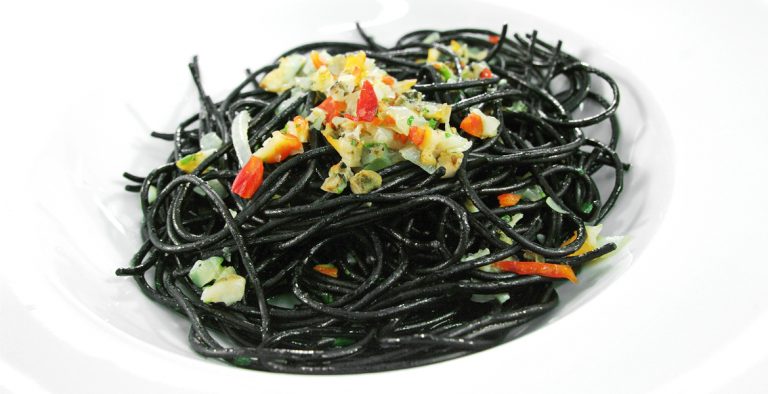 spaghetti al nero di seppia con i fasolari 1