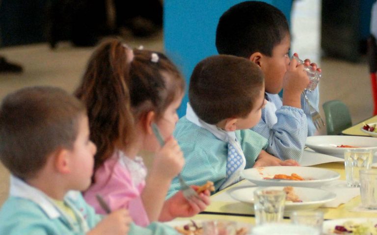 cosa mangiano i bambini alla scuola materna