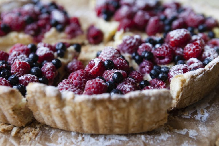 Crostata con crema e frutti di bosco senza glutine