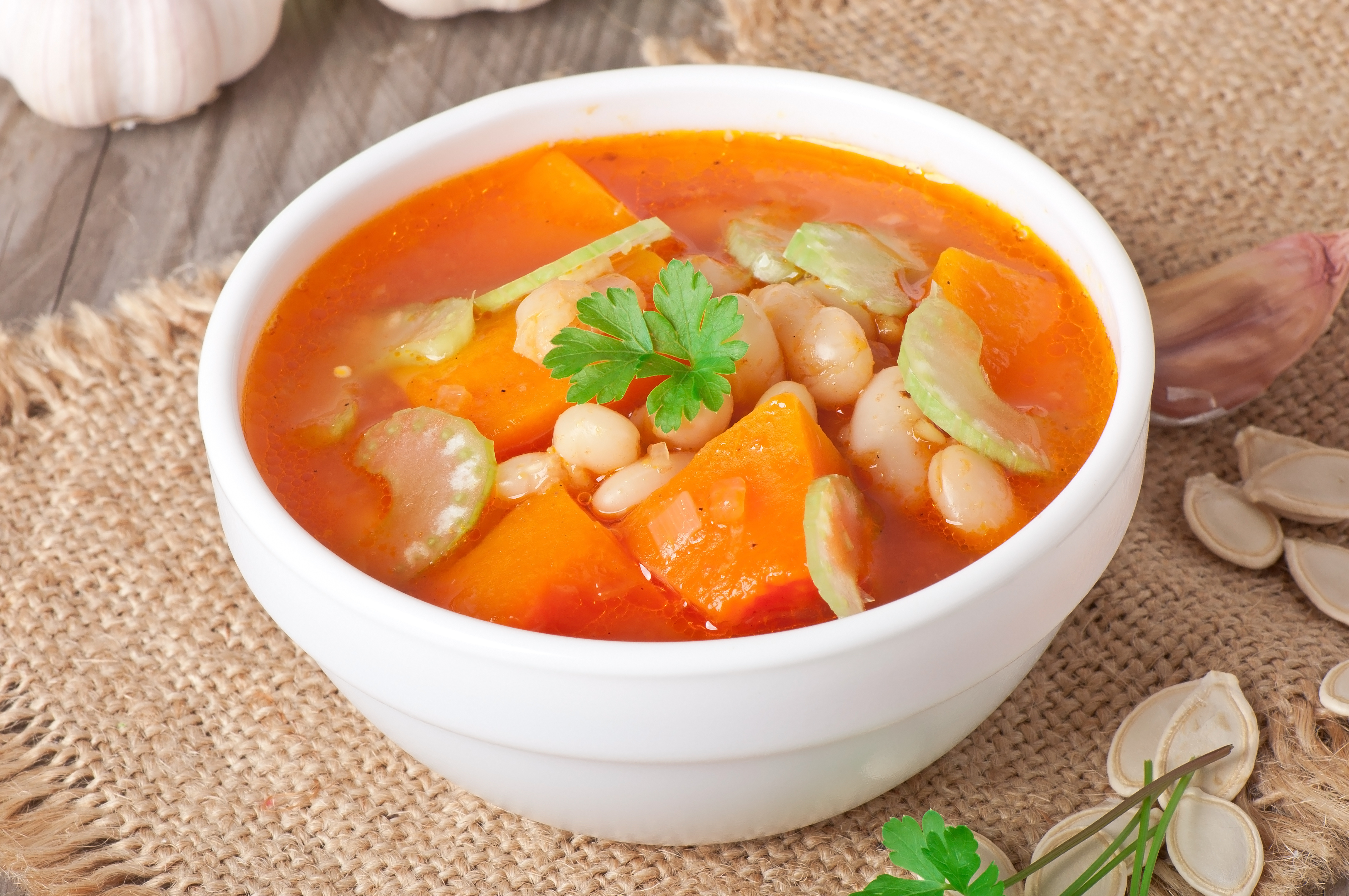 Zuppa di pomodoro con zucca e fagioli