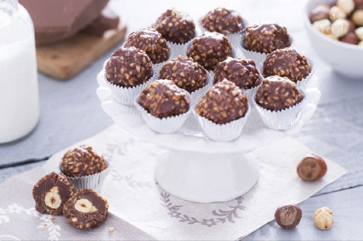 Dolci con uova di Pasqua al latte avanzate praline