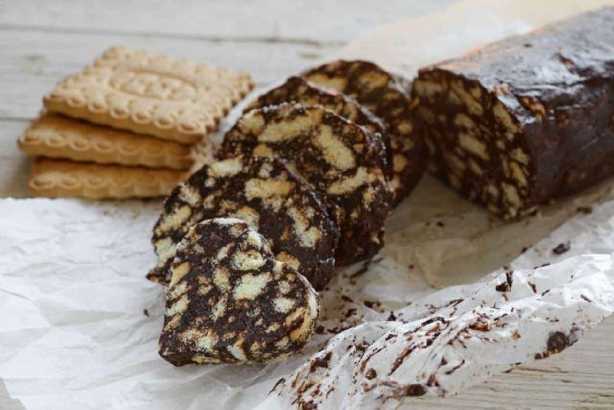 Dolci con uova di Pasqua al latte avanzate salame cioccolato