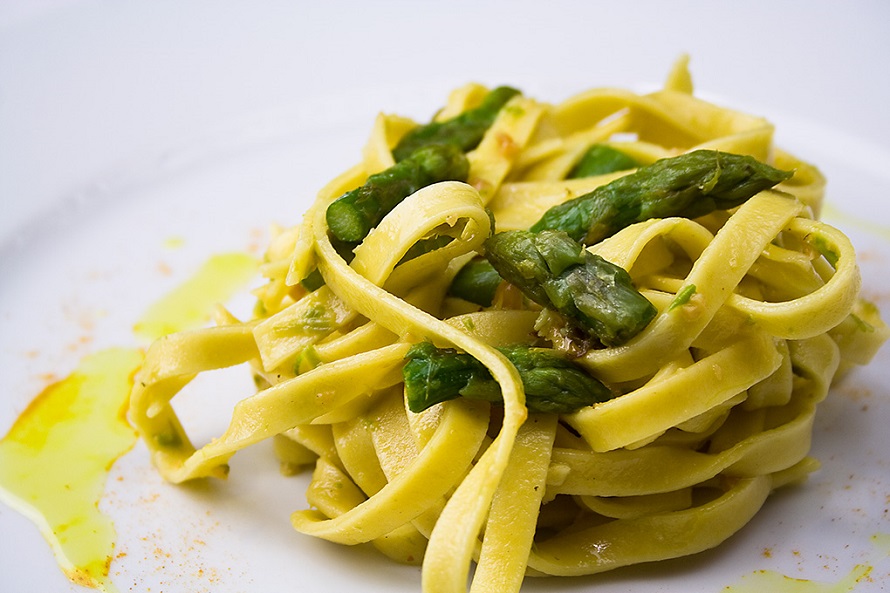 pasta alla carbonara con arachidi e asparagi verdi1