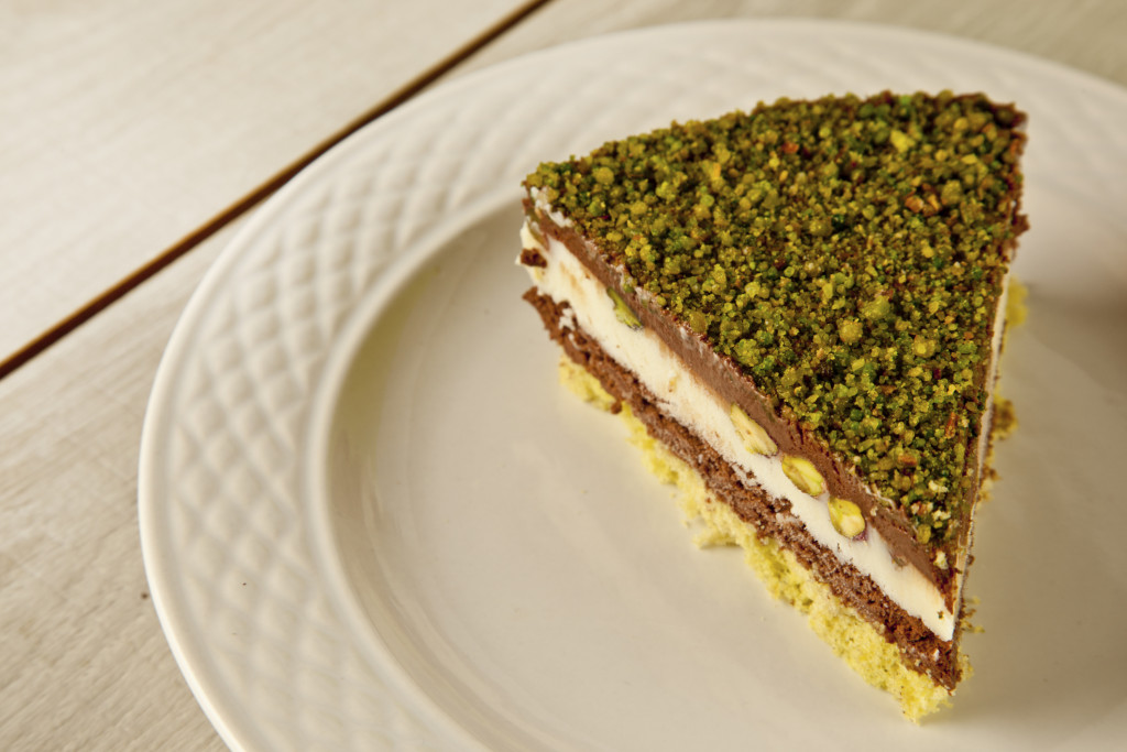 torta a strati panna, pistacchio e cioccolato