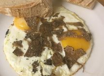 crostini di uova al tartufo