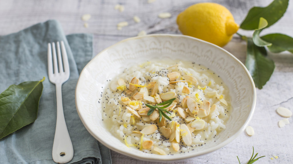 Risotto al limone mandorle e semi di papavero5 WEB 1024x575