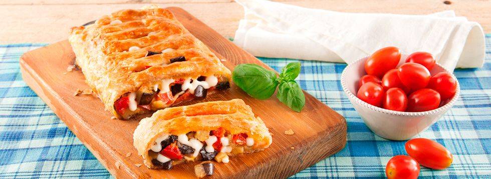 Strudel salato di melanzane pomodori e basilico