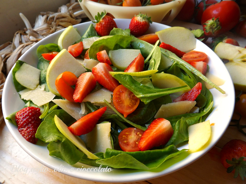 cibo 7574Insalata di spinaci con fragole e mele