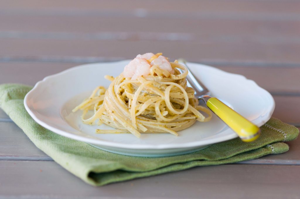 linguine al pesto con tartare di gamberi al profumo di limone 1 1024x680