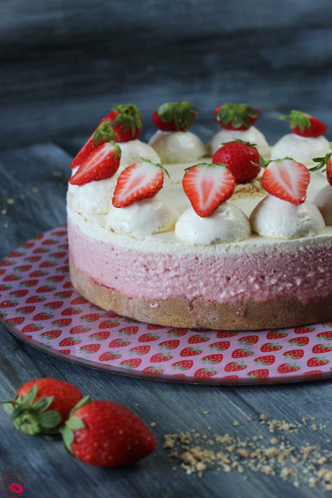 mousse cioccolato bianco e fragole vicino