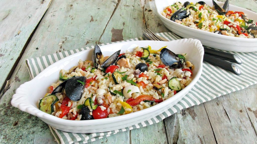 Insalata di riso con pesce e verdure 1 1024x576