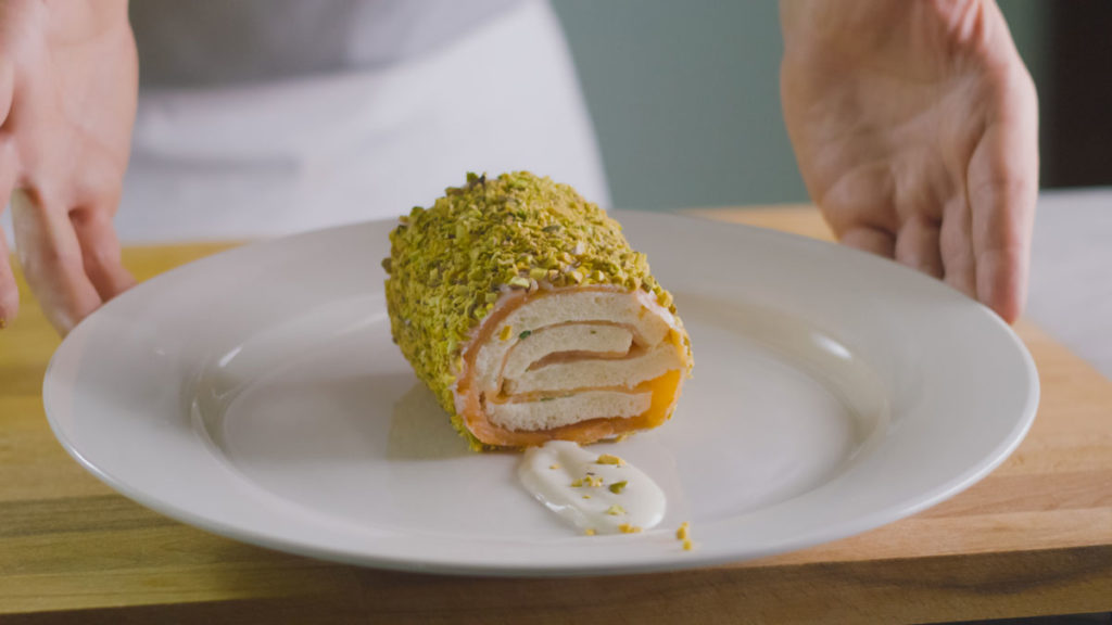 ROLL DI SALMONE AFFUMICATO CON GRANA PADANO ERBA CIPOLLINA E PISTACCHI 2 21331 1024x576