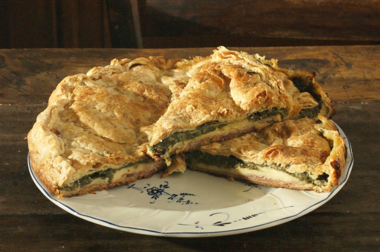 torta salata con zucchine, uova e pancetta