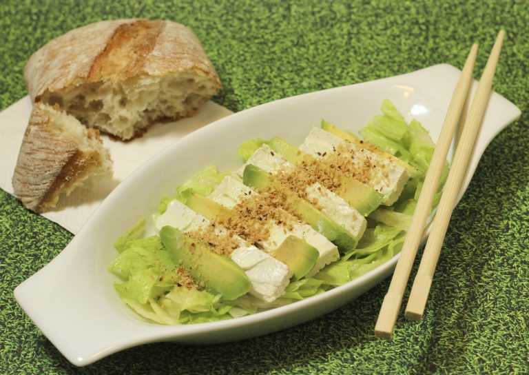 insalata di tofu, avocado e polpa di granchio