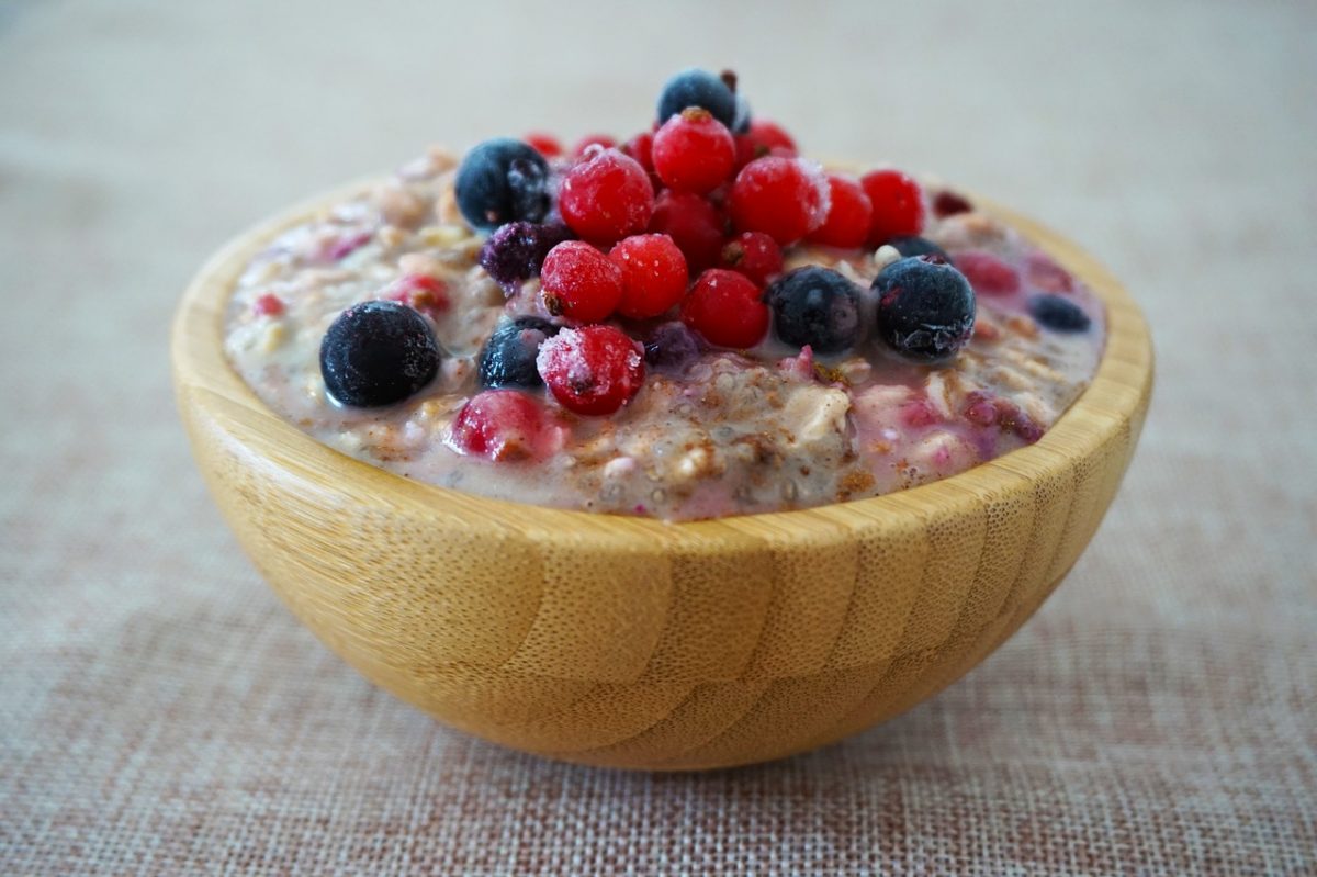 porridge banana e mirtilli