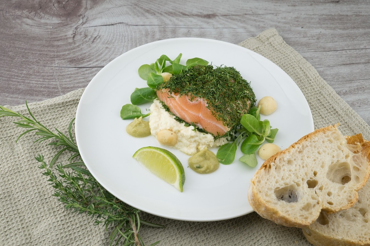 salmone al forno con avocado