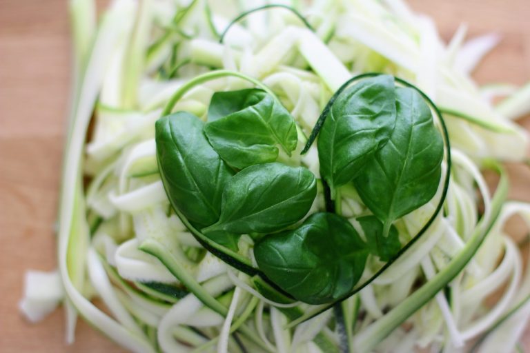 spaghetti di zucchine al pesto