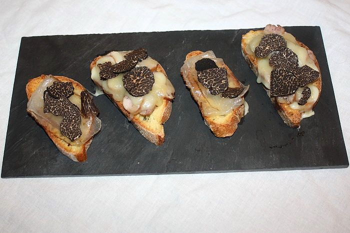 crostini formaggio e tartufo