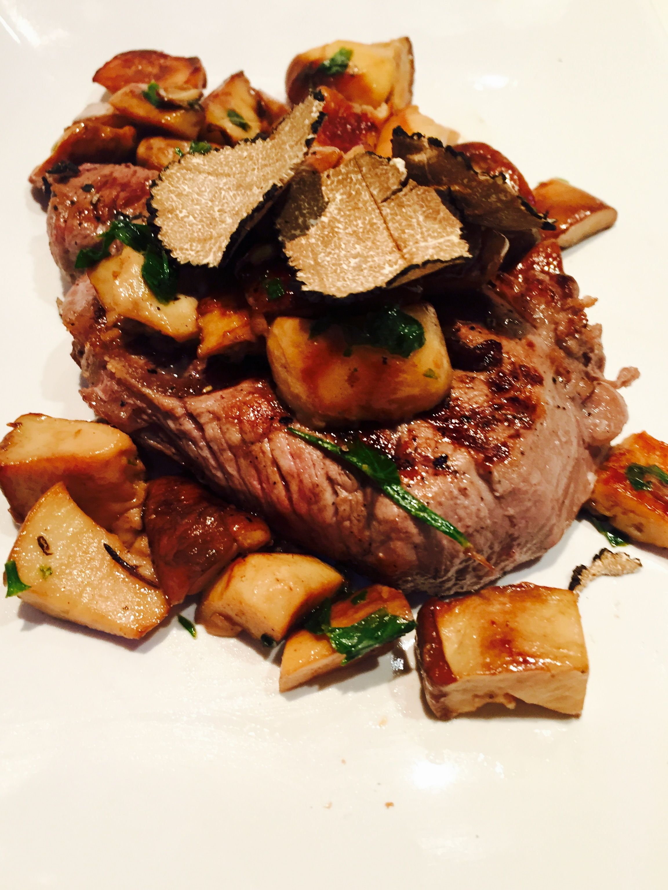 Filetto di manzo con funghi porcini e tartufo