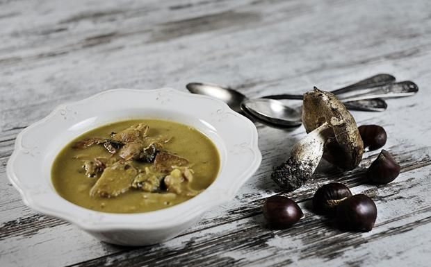 La zuppa d’autunno di funghi e castagne