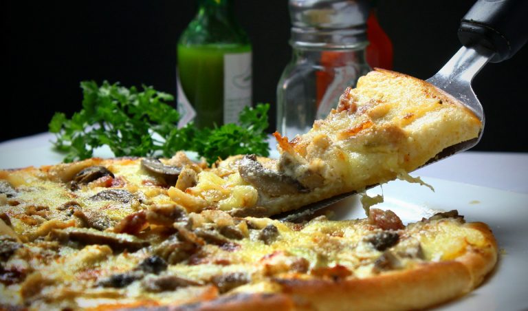 pizza con tartufo e salsiccia