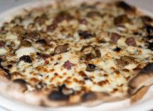 pizza con tartufo e salsiccia