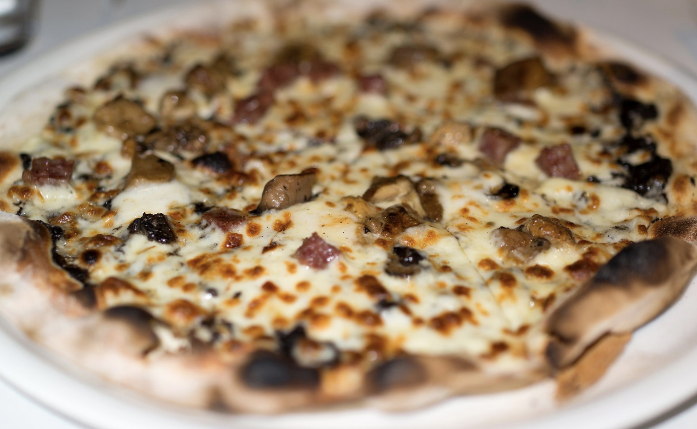 pizza con tartufo e salsiccia