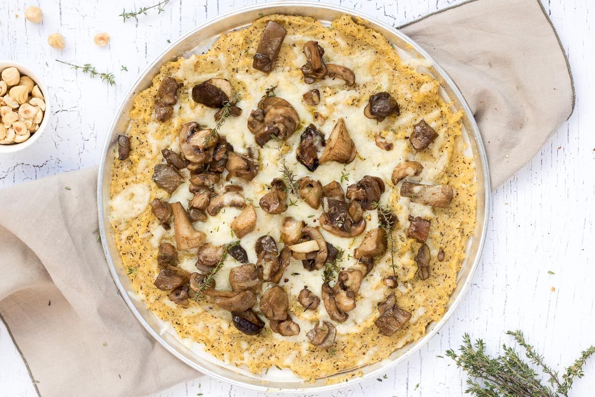 pizza di polenta taragna con formaggio casera e funghi al timo good food lab