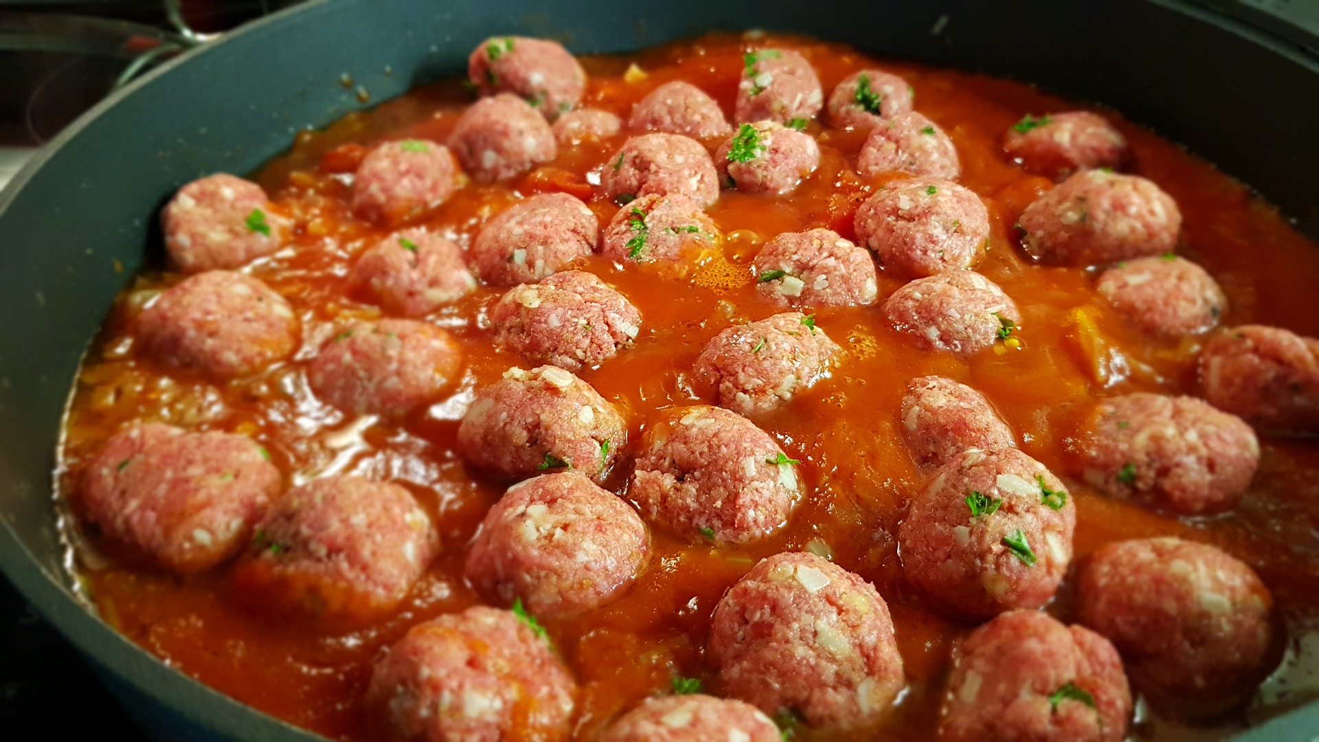 Polpette al sugo ricetta della nonna: tenere e gustose