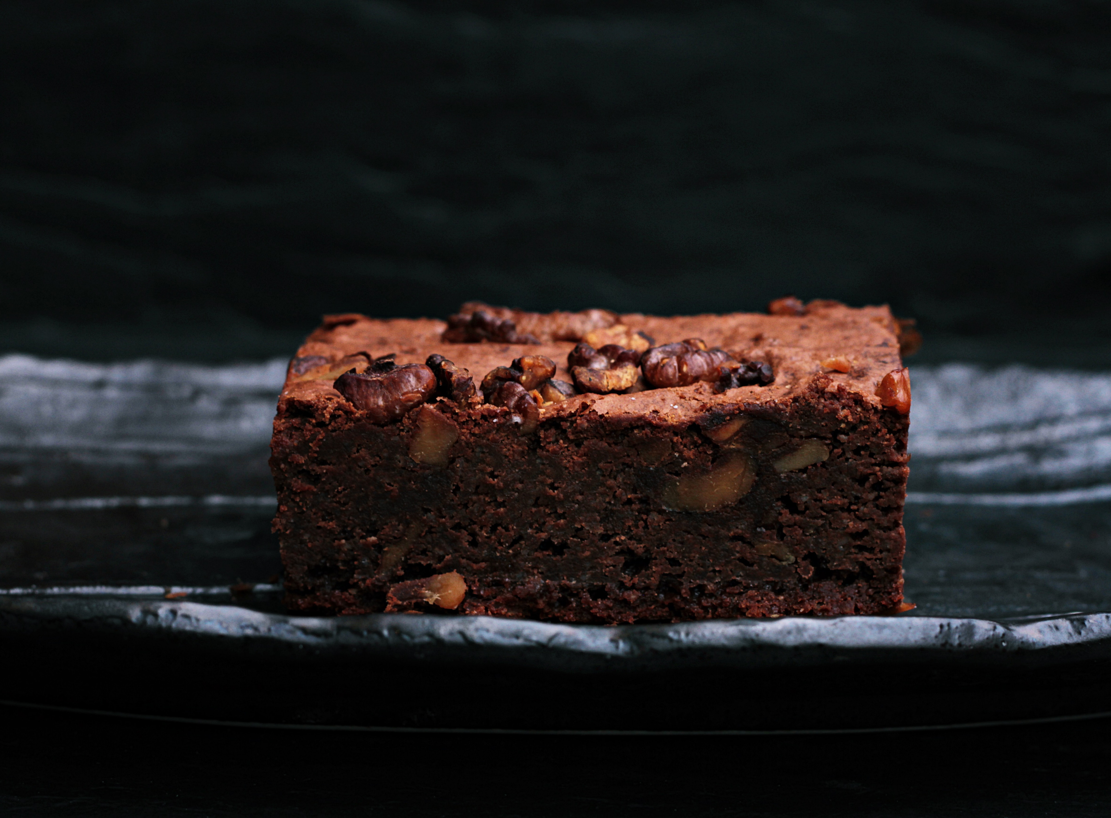 Torta con castagne secche, noci e cioccolato fondente