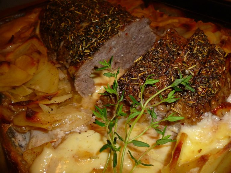 Polpettone al forno con patate carote e cipolla