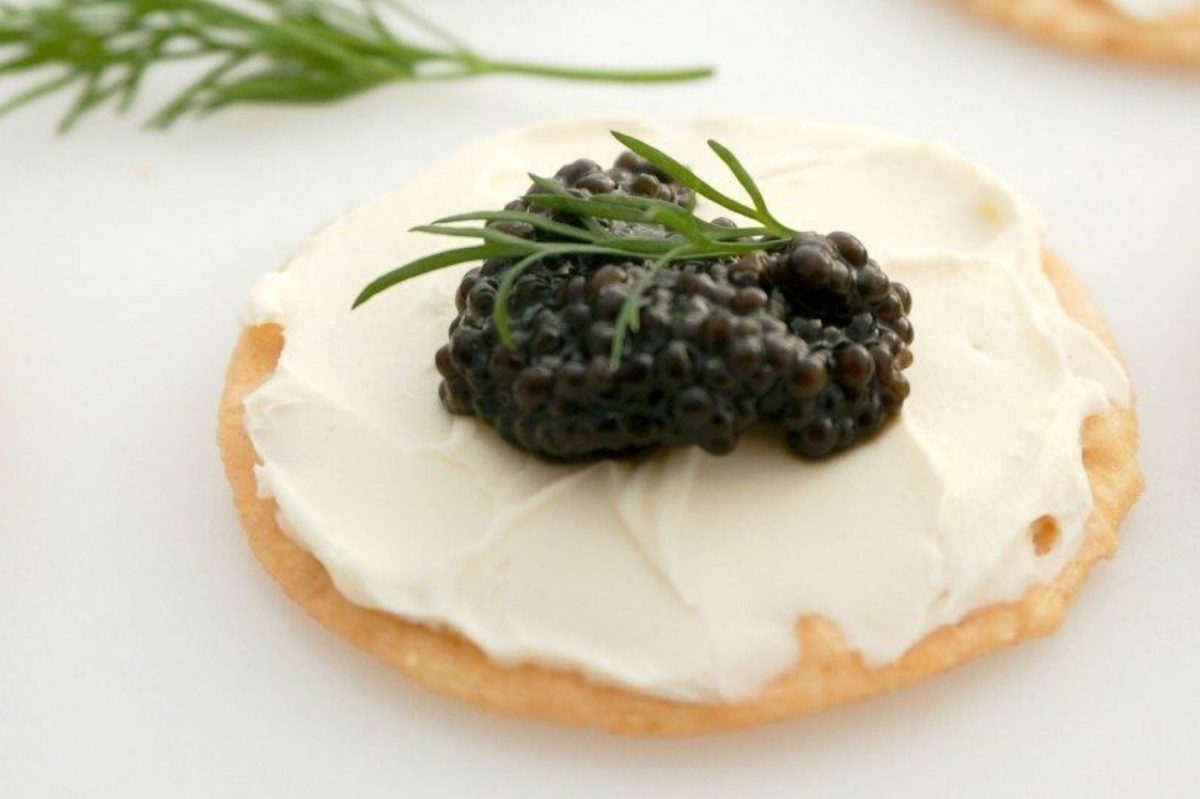 cracker con caviale