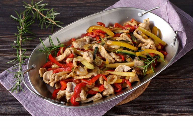 Straccetti di pollo al forno con peperoni e zucchine