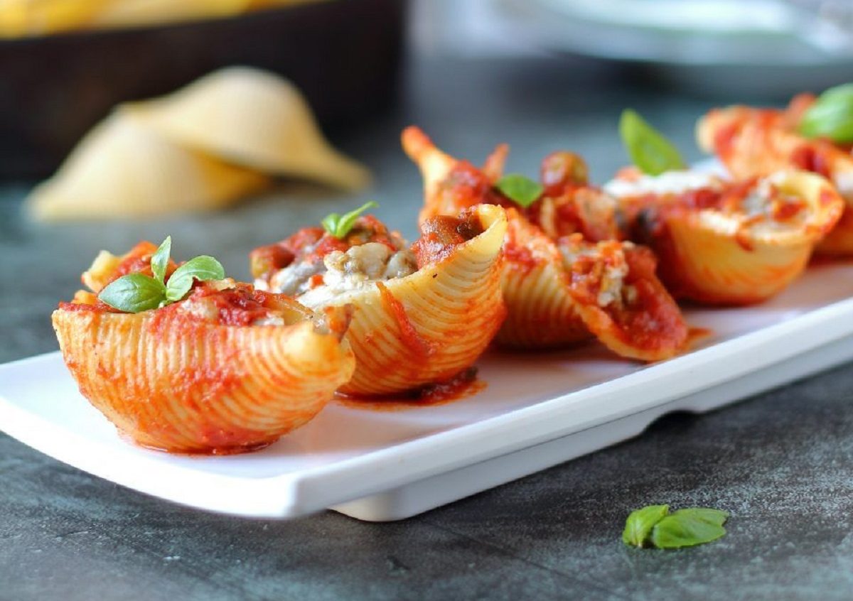 Conchiglioni ripieni al forno con ragù e besciamella la ricetta