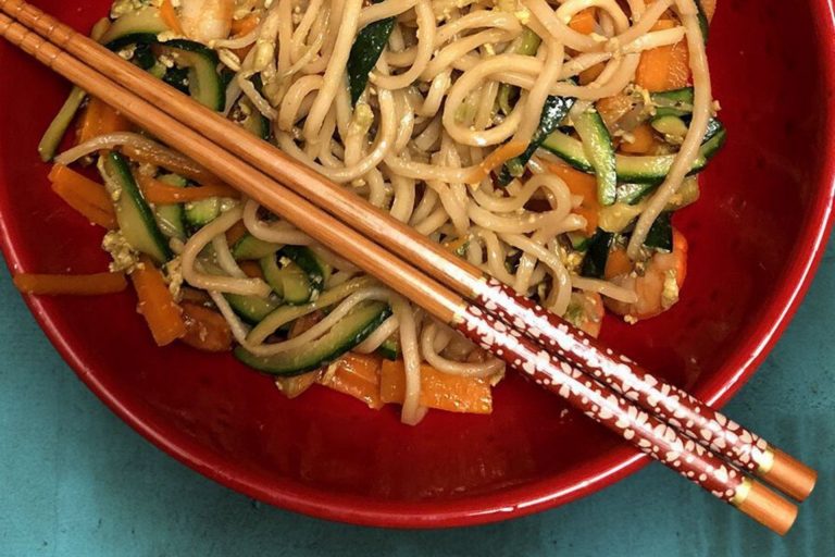 noodles cinesi con verdure e gamberi