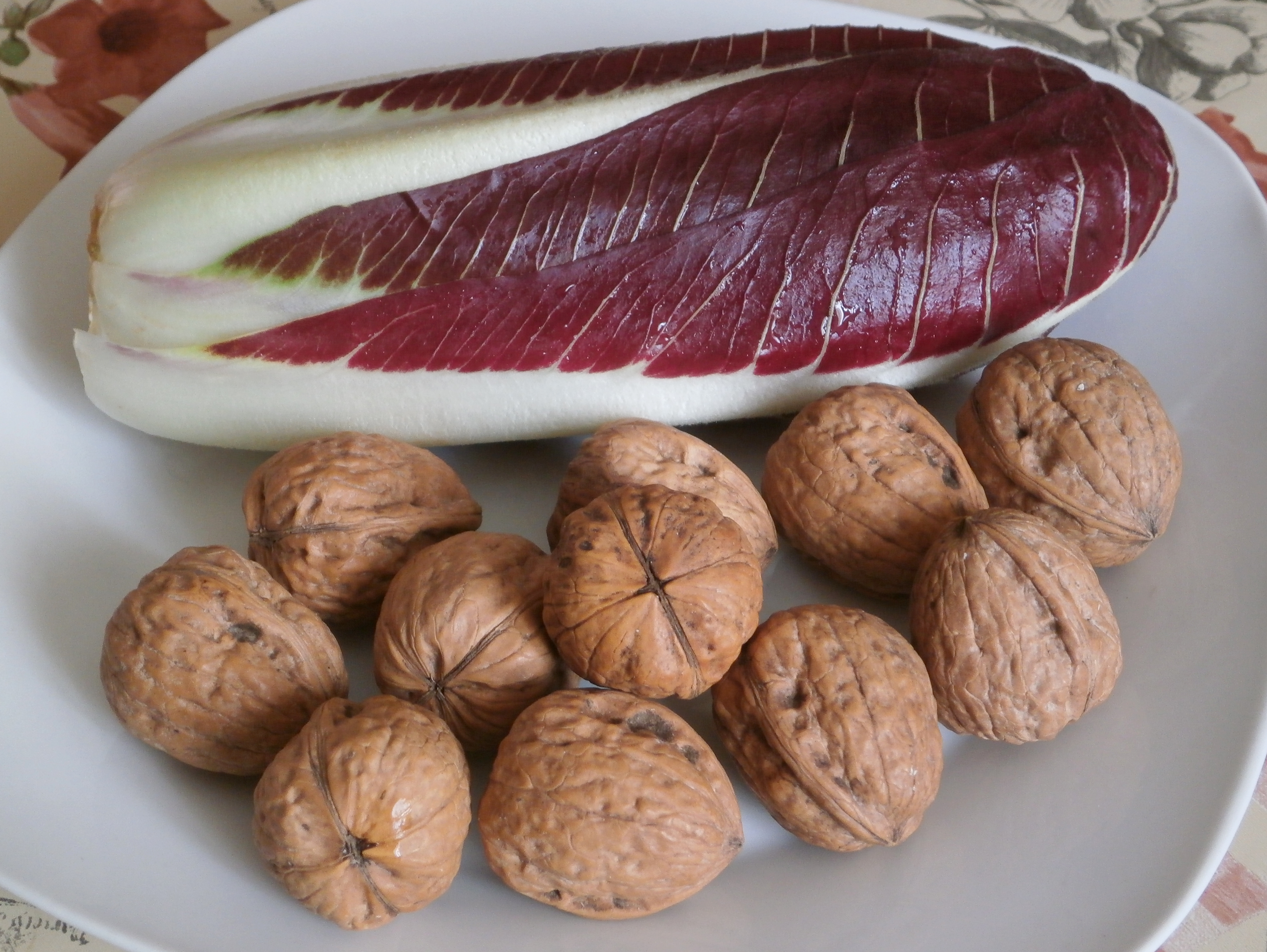 Pasta integrale con radicchio e noci