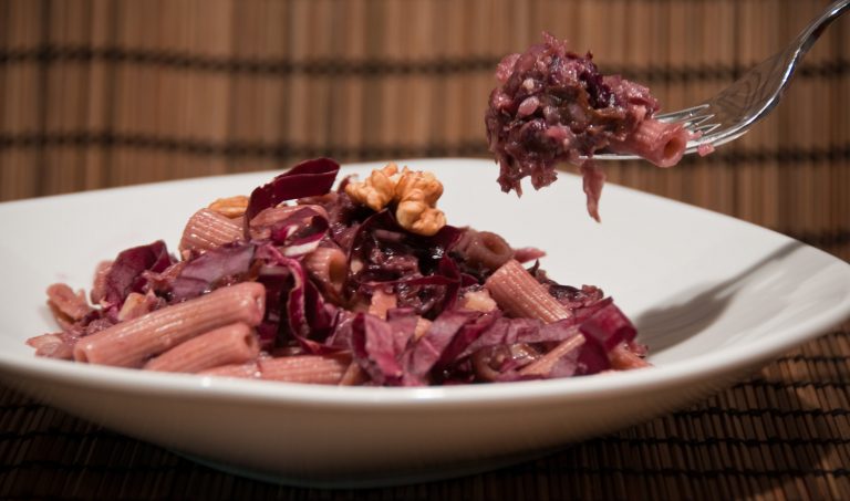 pasta integrale con radicchio e noci