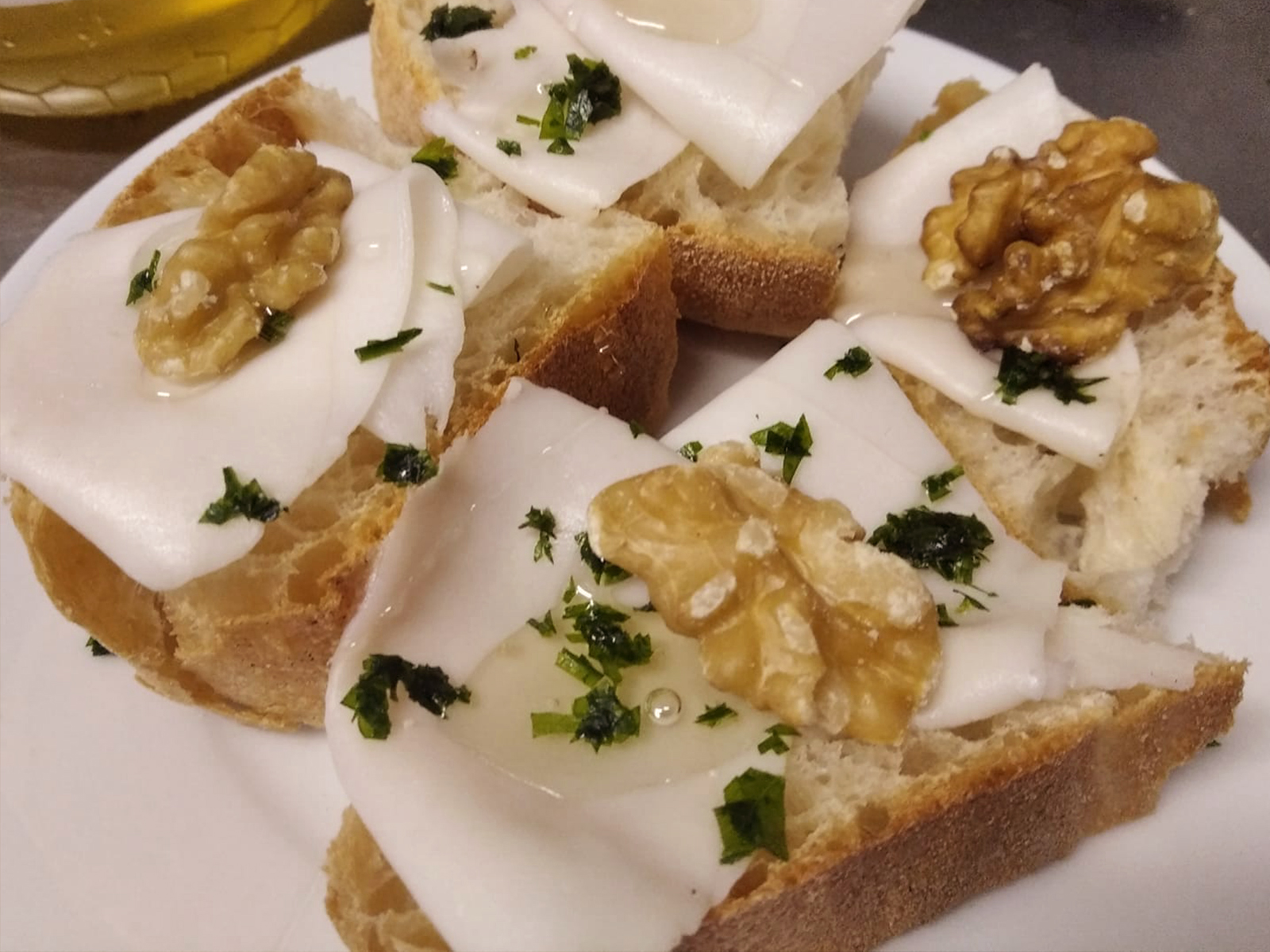 Bruschette con lardo, miele e noci