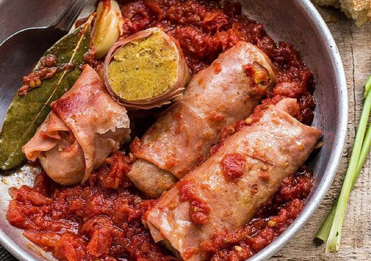 involtini di carne al sugo con piselli