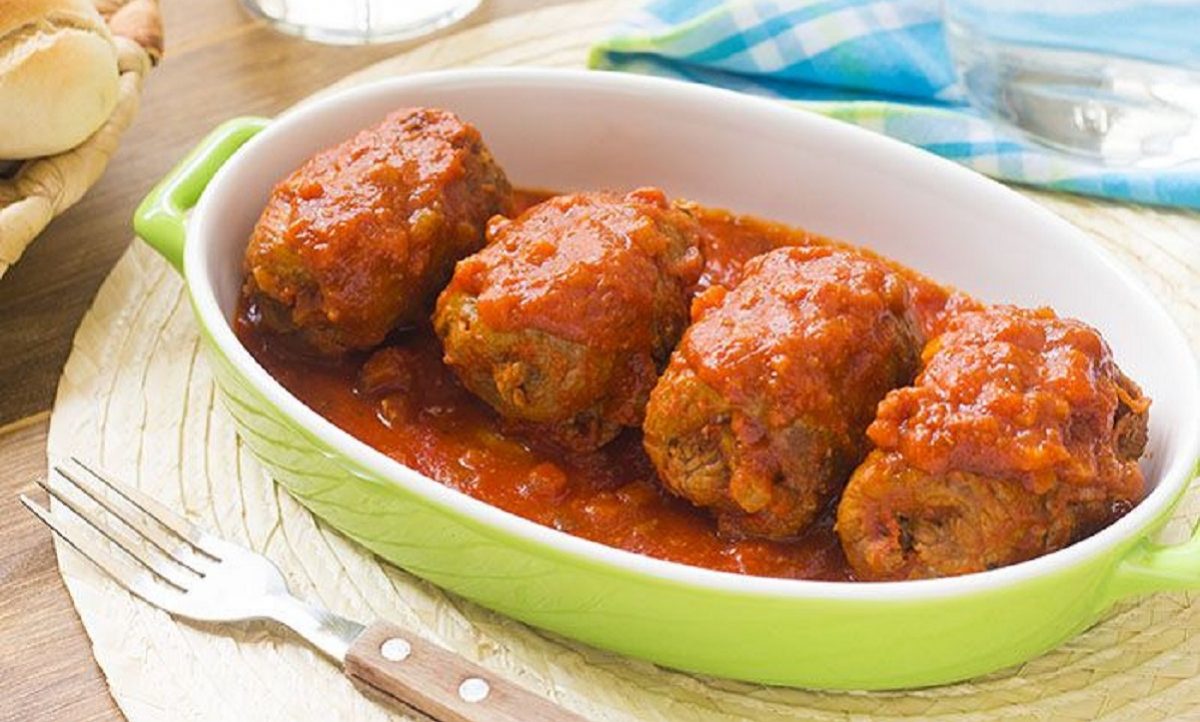 involtini di carne al sugo con piselli