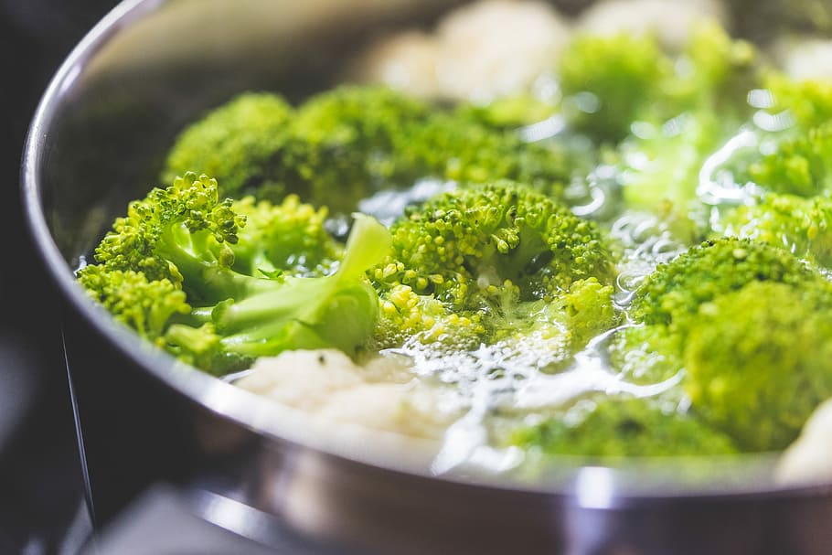 Pasta con broccoli e acciughe sott'olio