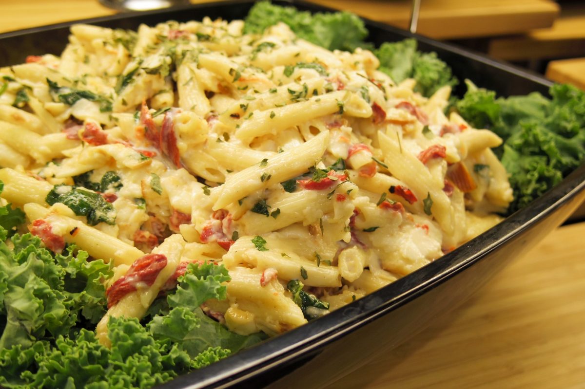 Pasta con broccoli e salsiccia al forno