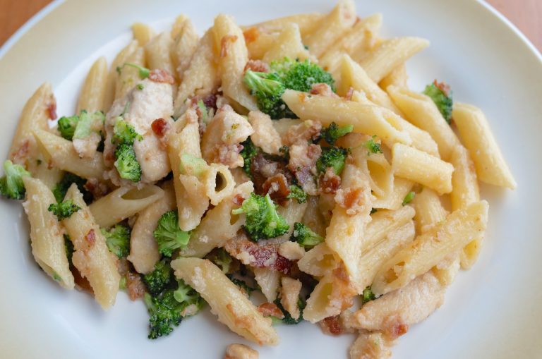 Pasta con broccoli e salsiccia al forno