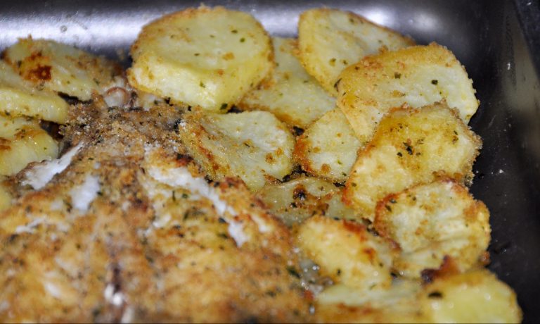 Ricetta della coda di rospo al forno con patate e pomodorini