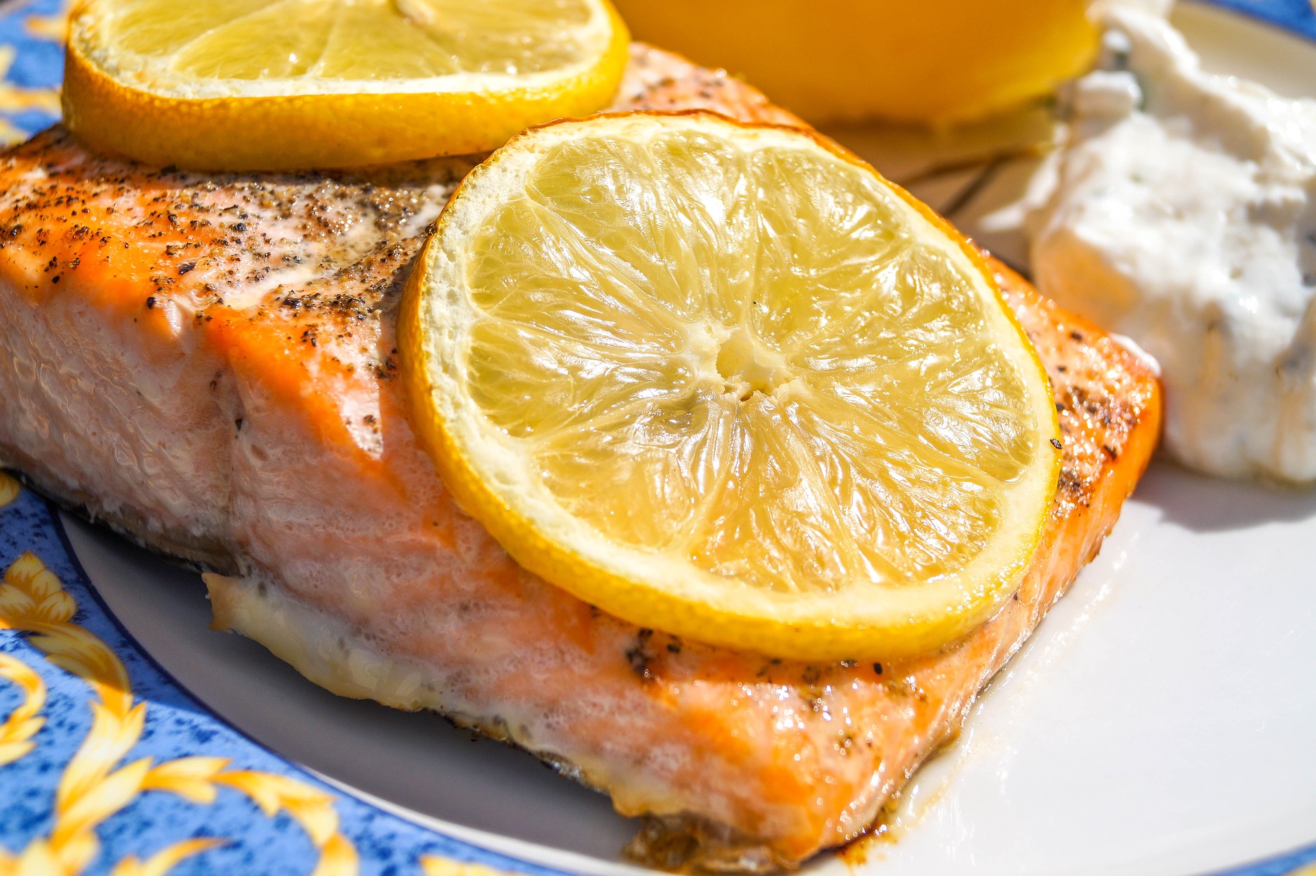 Salmone al vapore con salsa all'arancia