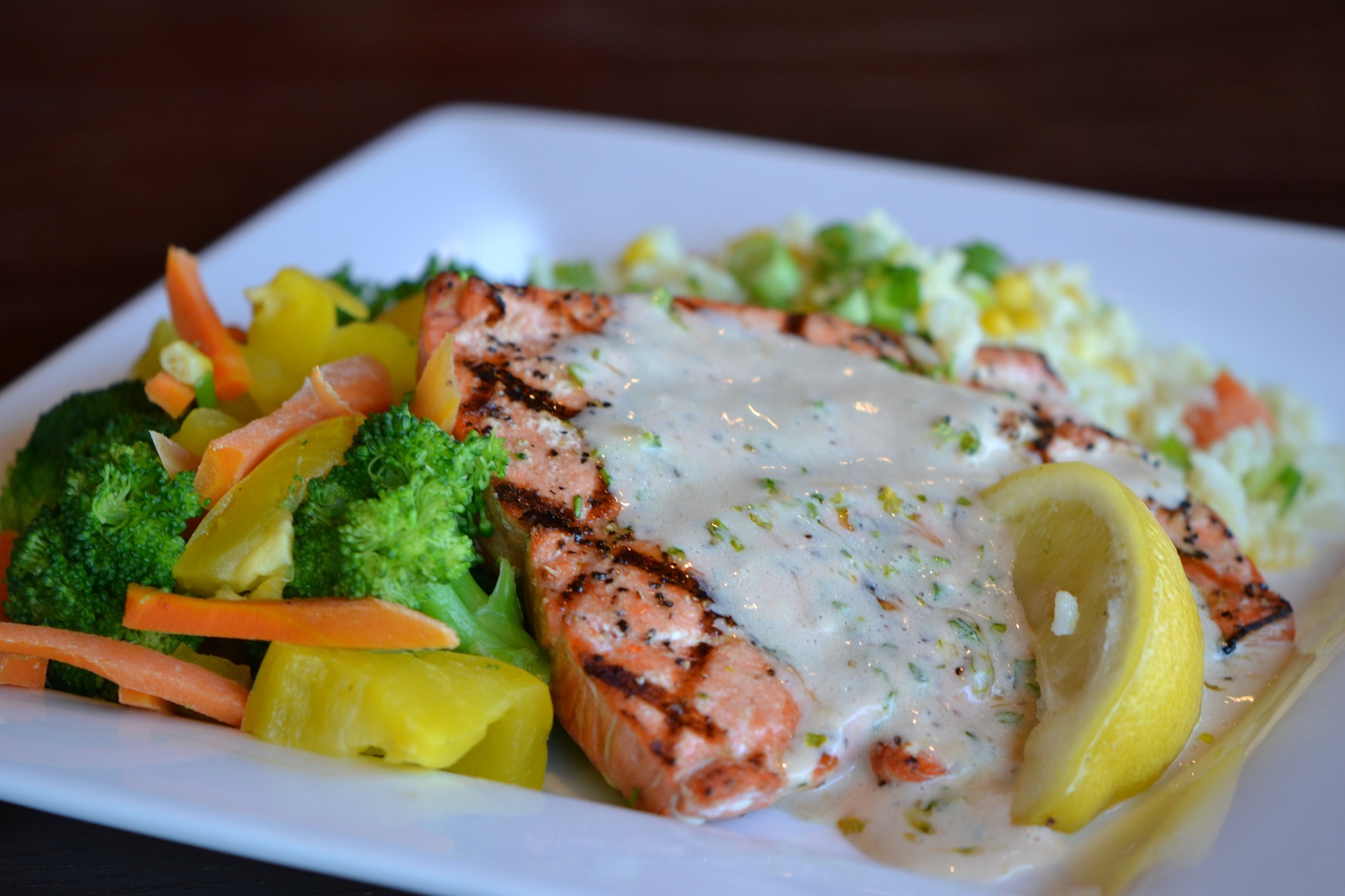 Salmone al vapore con salsa allo yogurt