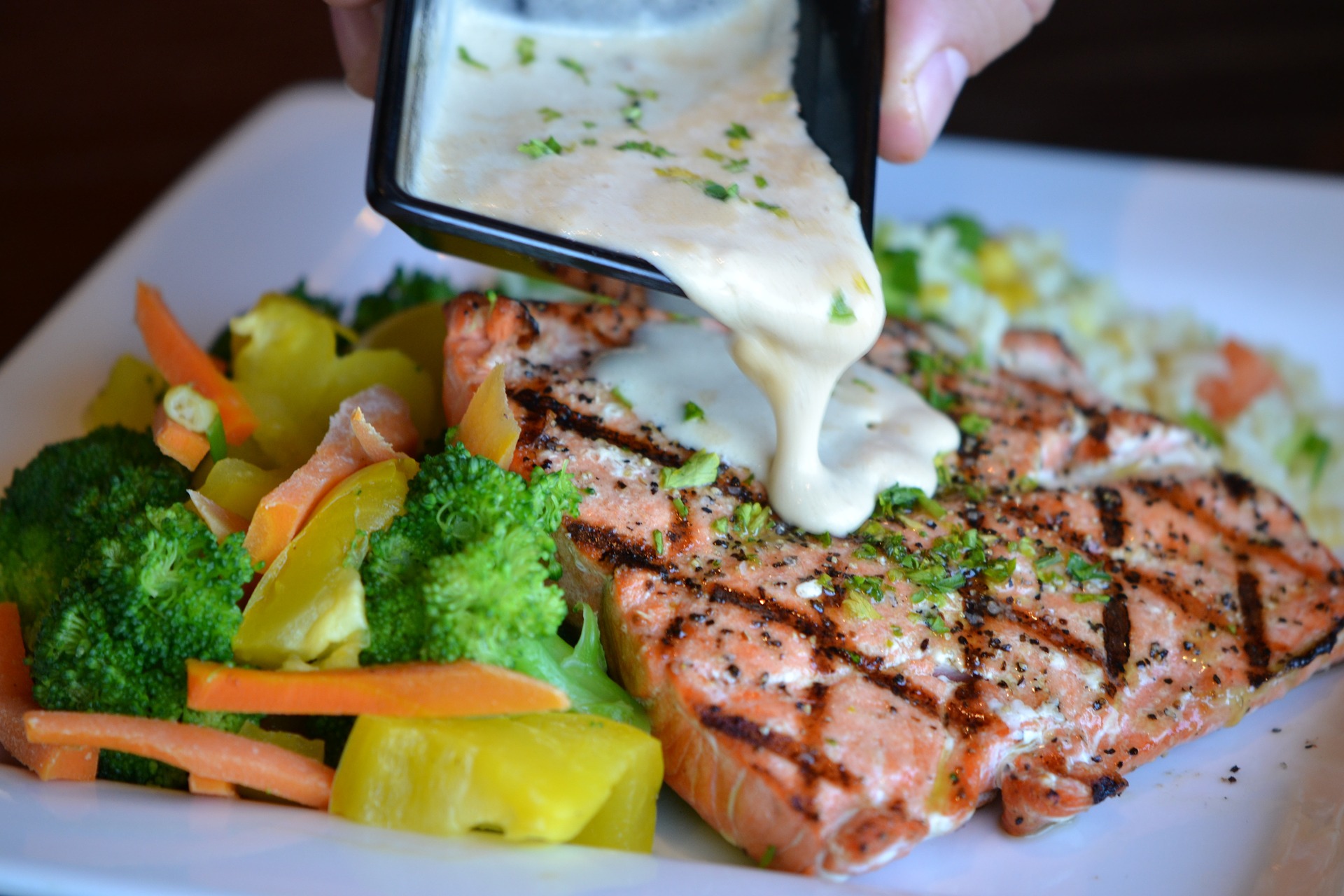 Salmone al vapore con salsa allo yogurt