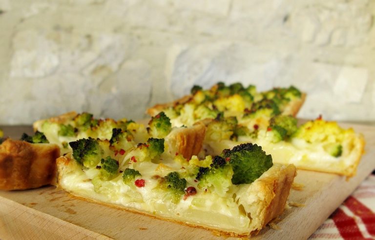 Torta salata con broccoli pancetta e scamorza